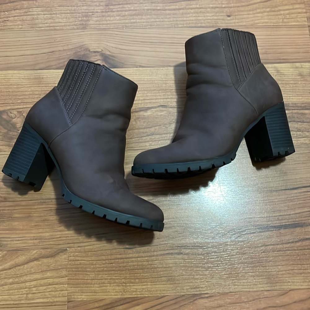 Kelly & Katie Yona Chelsea Brown Boot Size 6